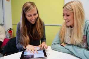 Studierende mit iPad