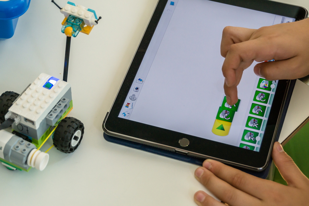 Milo, der LEGO-Roboter, wird programmiert