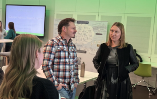 Stefanie Fächner und Benjamin Elser im Austausch mit einer Studentin