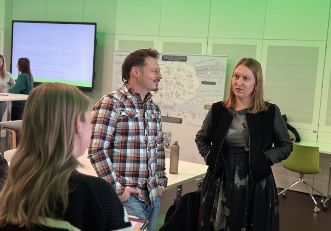 Stefanie Fächner und Benjamin Elser im Austausch mit einer Studentin
